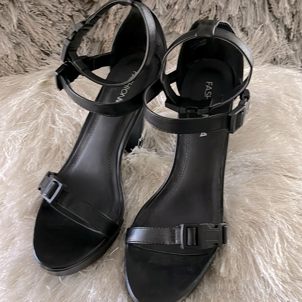 FASHION NOVA Size 9 Black Snap Stap Heels Like New